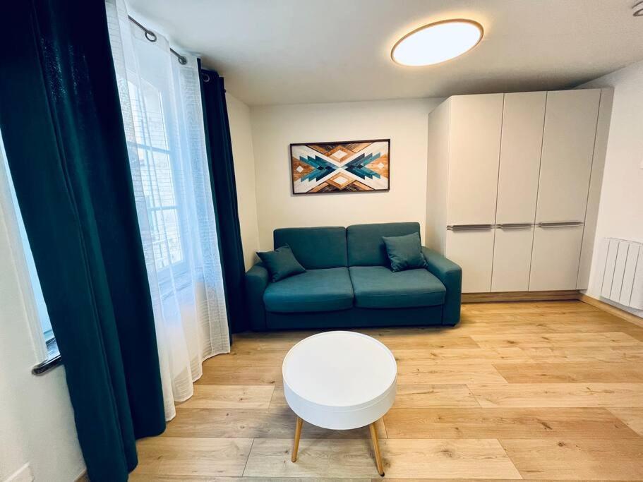 Apartamento Stylish Studio In The Center Of Senlis Senlis  Exterior foto
