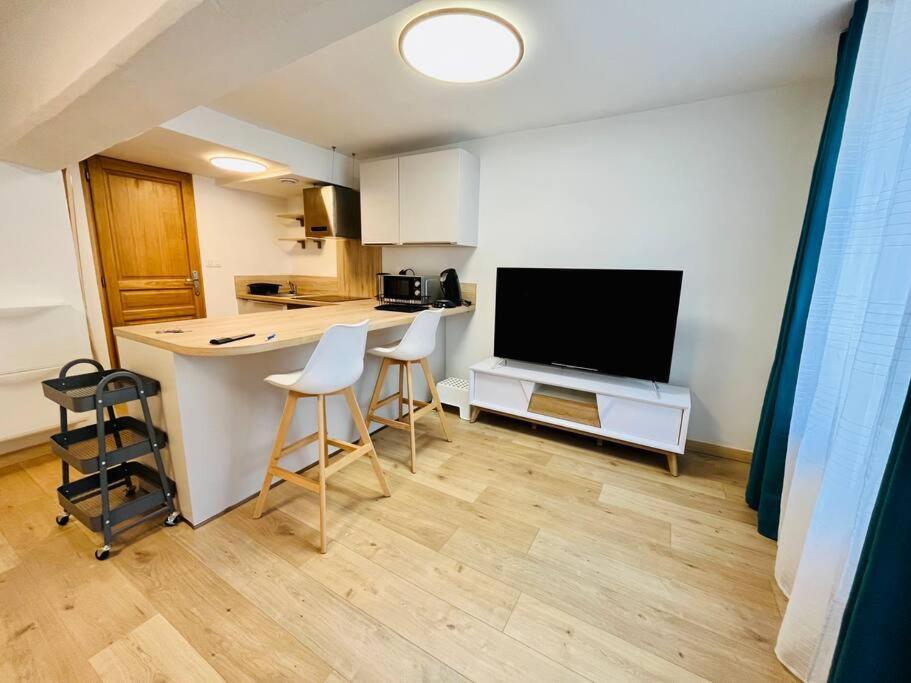 Apartamento Stylish Studio In The Center Of Senlis Senlis  Exterior foto